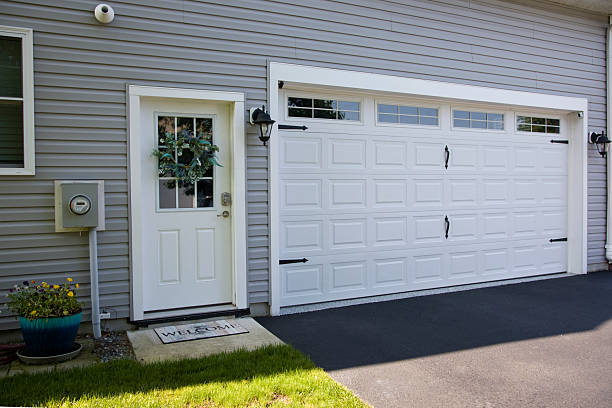 24/7 Emergency Garage Door Panel Replacement experts in Lake Wazeecha, WI